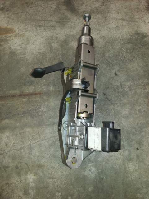 Piantone sterzo meccanico di una Renault espace cod 8200237960