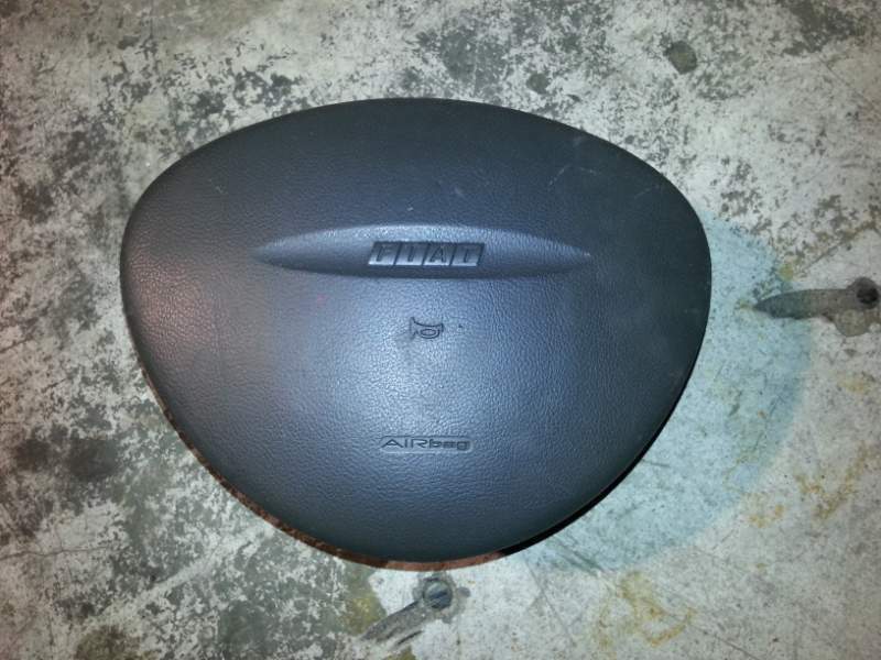 Airbag volante di una fiat punto II serie cod 735278157