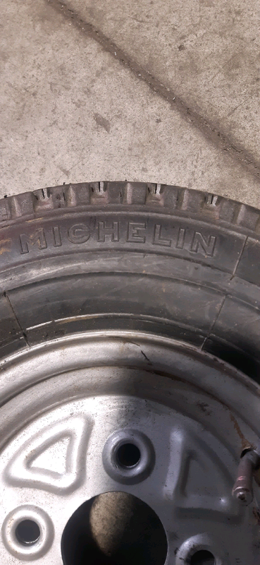 N.2 gomme Michelin 4.00 8C DOT237 con cerchi in ferro 4 fori GOMMUS221