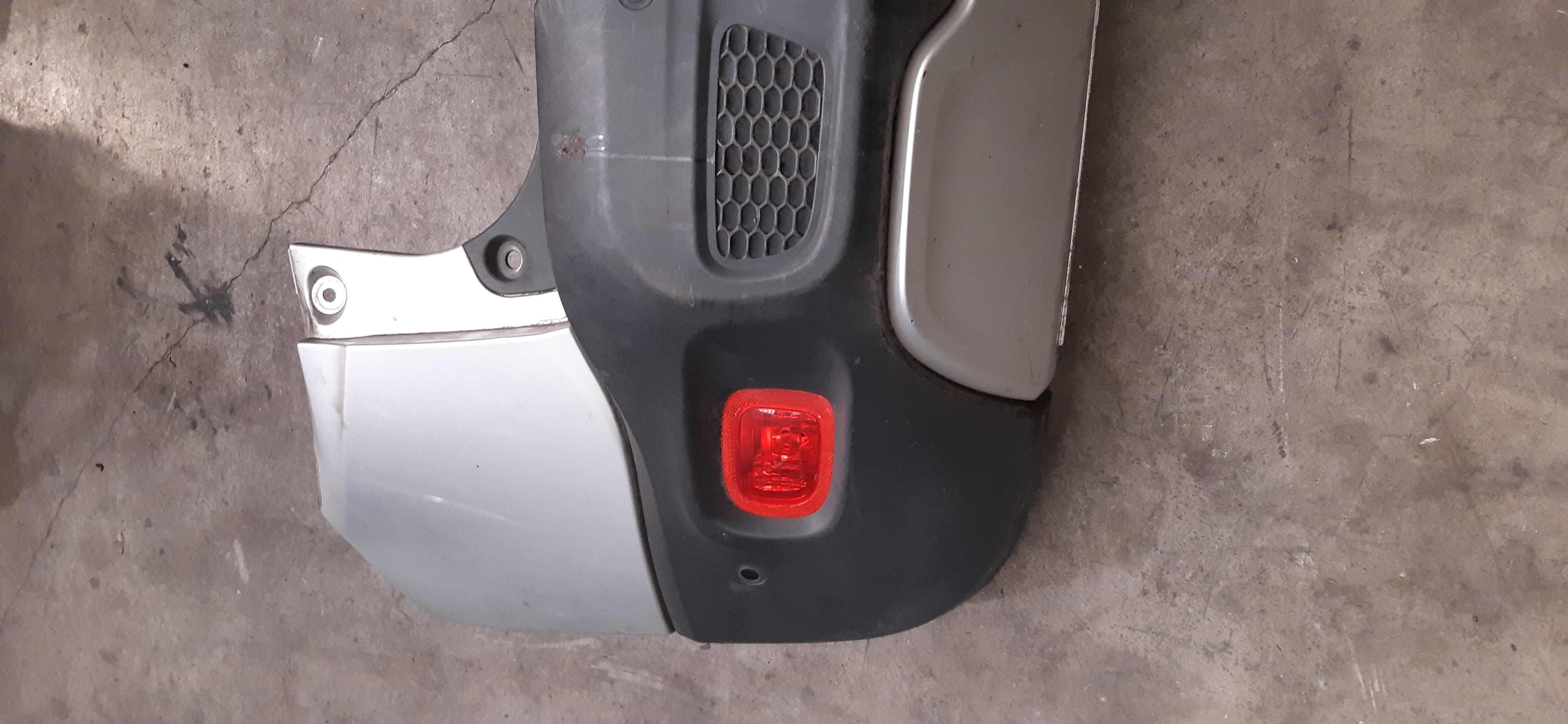 Paraurti post con SENSORI DI PARCHEGGIO Jeep Renegade 2.0MJ 2016 GRIGIO CHIARO E SPOILER 