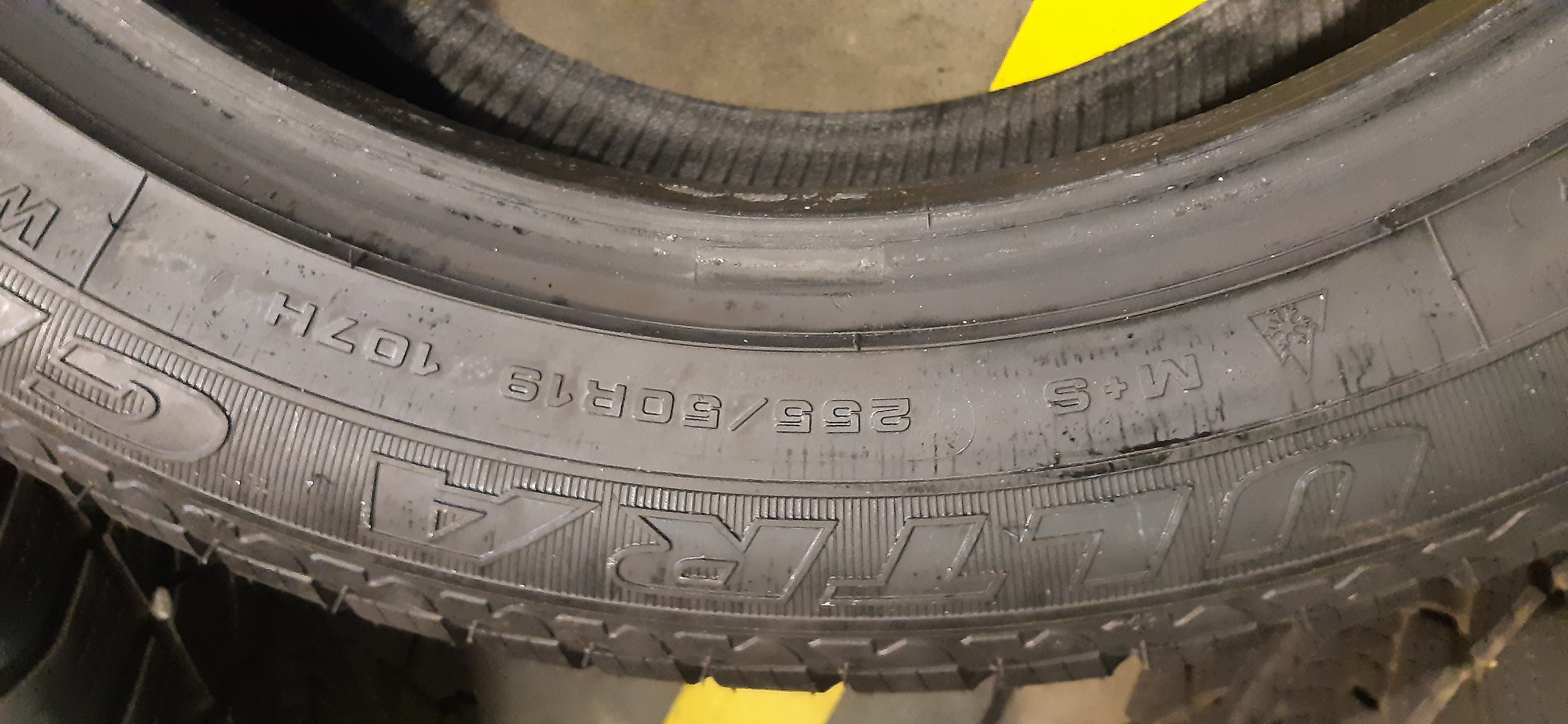 N.4 Gomme invernali GOOD YEAR 255/50 R19 107H DOT3119 GOMMUS233