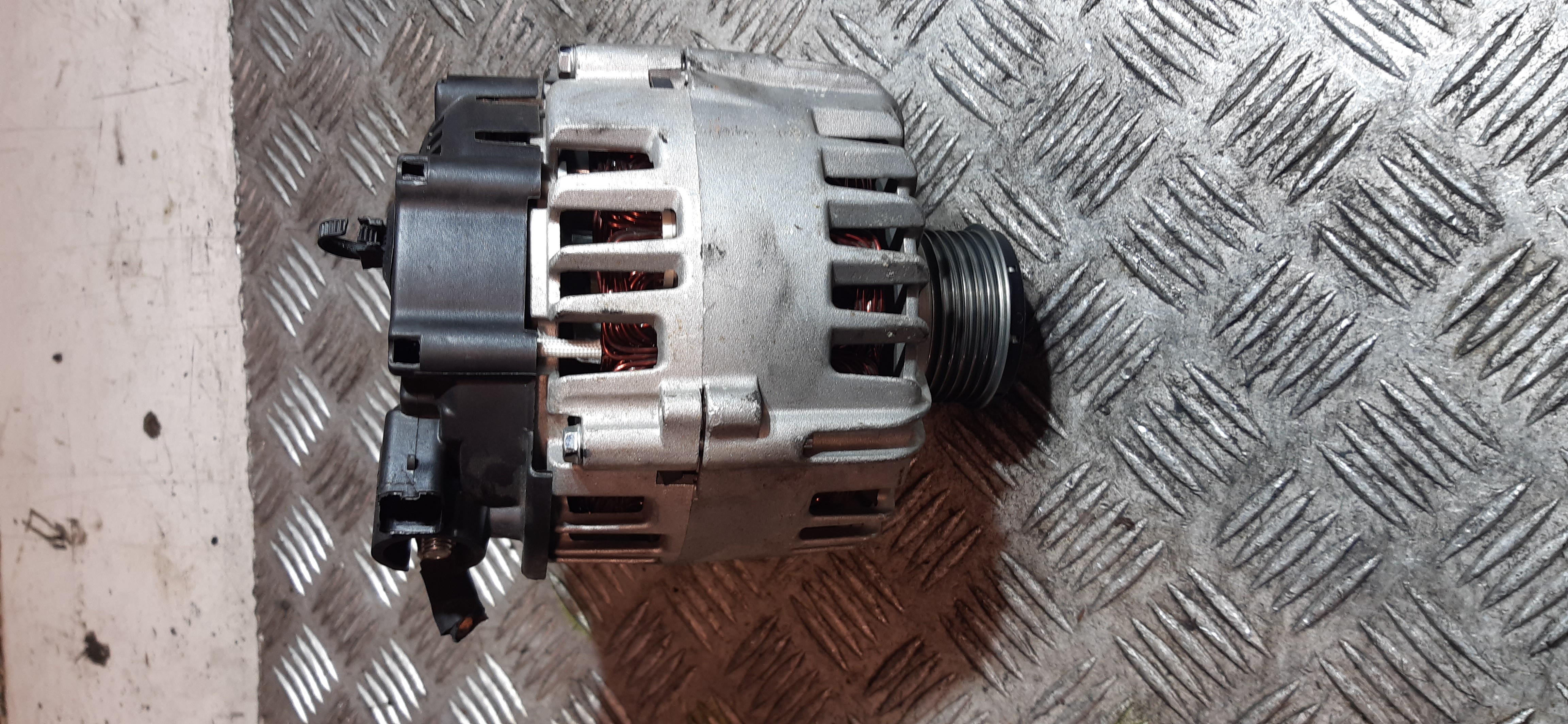 Alternatore Peugeot 208 1.4HDI 2014 8H01 302033RI ALT776