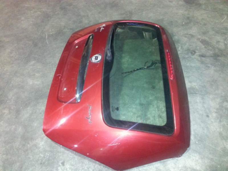 Bagagliaio posteriore lancia y 2006 rosso