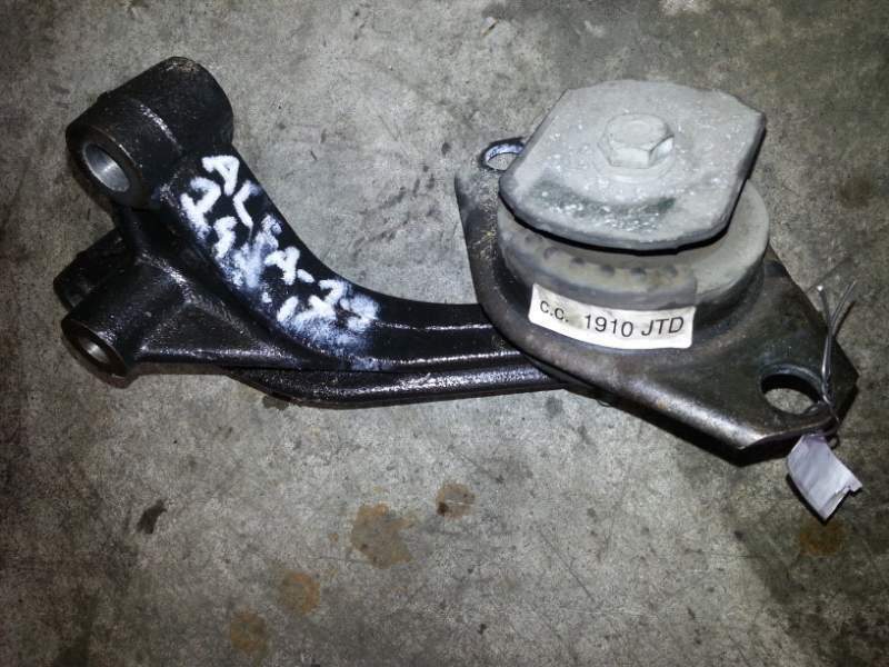 Supporto motore per Alfa romeo 147 1.9 jtd del 2000