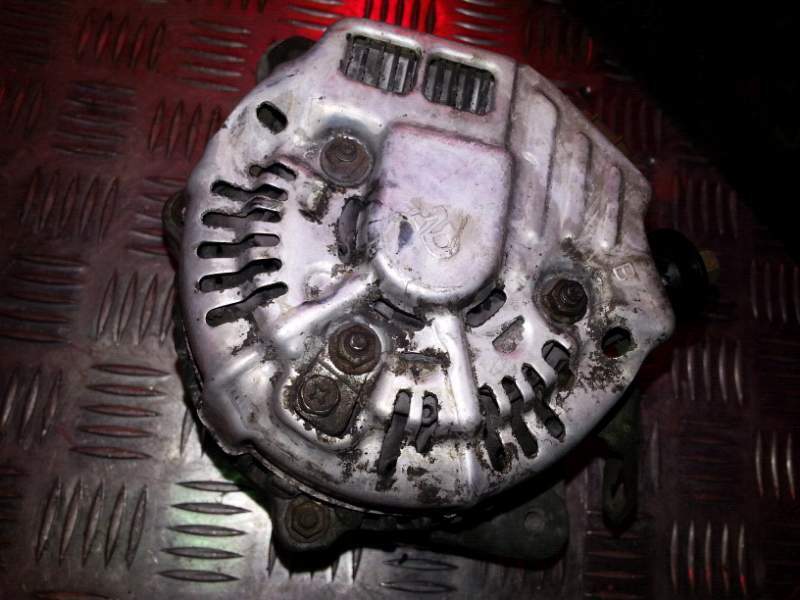 Alternatore usato Toyota Yaris Verso 1.3 benz 27060-21020