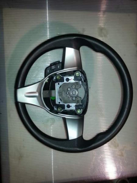 Volante con comandi stereo di una chevrolet spark del 2012