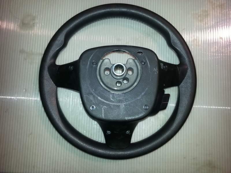 Volante con comandi stereo di una chevrolet spark del 2012