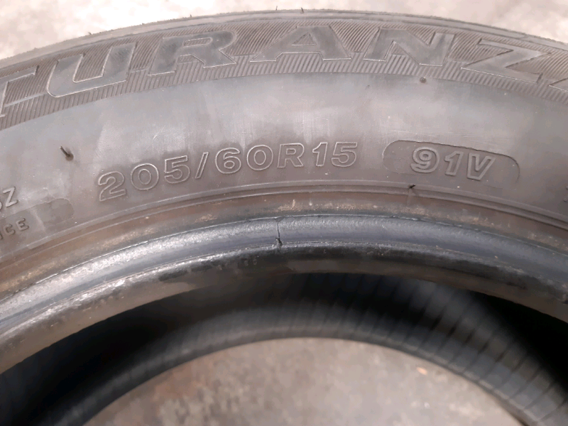 N.2 gomme estive Bridgestone 205 60R15 91V GOMMUS154