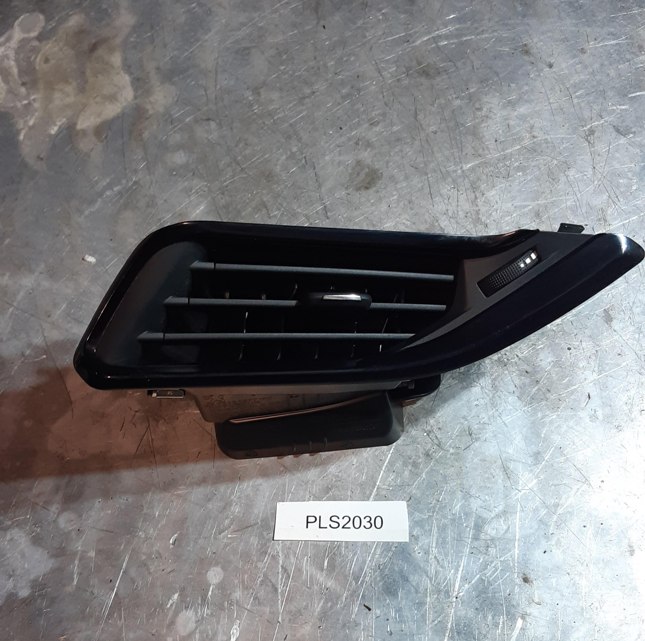 BOCCHETTA AREAZIONE DX PEUGEOT 208 1.2B 2014 5P HM01 9673131677 