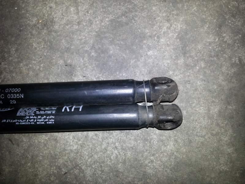 Pistoncini per cofano post per kia picanto1.1EX 12v del 2004